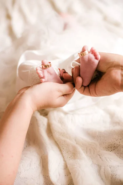 Mama Ojciec Ręce Trzymają Trochę Cute Nogi Noworodka Domu Białym — Zdjęcie stockowe