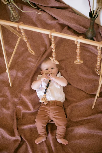 Pequeño Niño Lindo Casa Juega Suelo Con Entrenador Madera Jeans — Foto de Stock