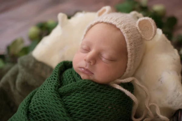 Schattige Kleine Baby Een Muts Ligt Een Rieten Mandje Een — Stockfoto