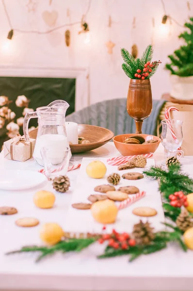 Zimmer Und Tisch Weihnachtlich Dekoriert Weihnachtstisch Lebkuchen Milch Mandarinen Und — Stockfoto