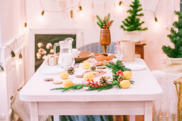 Zimmer Und Tisch Weihnachtlich Dekoriert Weihnachtstisch Lebkuchen Milch Mandarinen Und — Stockfoto