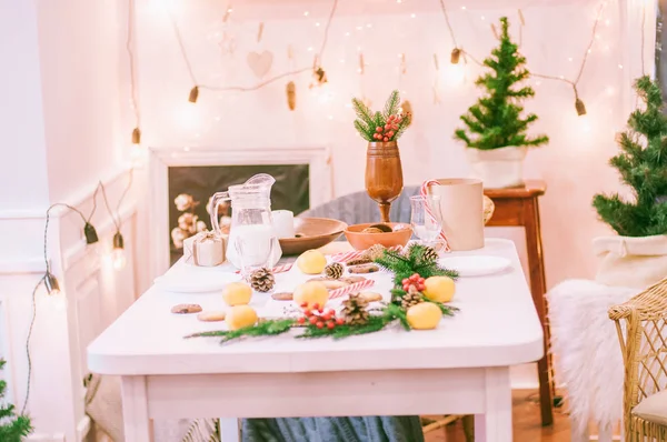 Zimmer Und Tisch Weihnachtlich Dekoriert Weihnachtstisch Lebkuchen Milch Mandarinen Und — Stockfoto