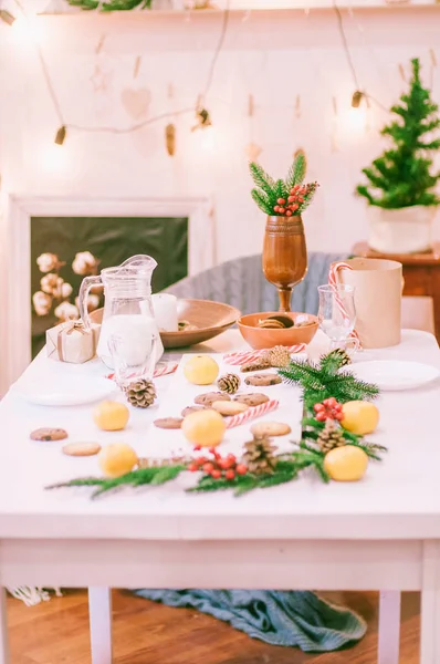 Zimmer Und Tisch Weihnachtlich Dekoriert Weihnachtstisch Lebkuchen Milch Mandarinen Und — Stockfoto