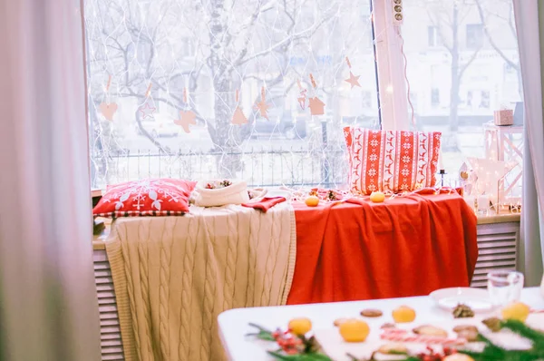 Pokoj Stůl Zdobený Vánocům Vánoční Stolek Perníkových Sušenkách Mléce Mandarinkách — Stock fotografie