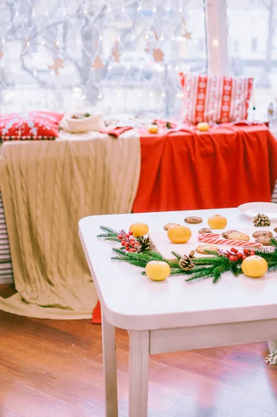 Zimmer Und Tisch Weihnachtlich Dekoriert Weihnachtstisch Lebkuchen Milch Mandarinen Und — Stockfoto