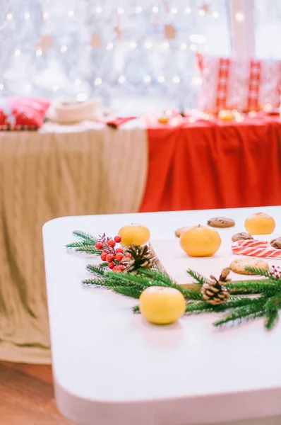 Zimmer Und Tisch Weihnachtlich Dekoriert Weihnachtstisch Lebkuchen Milch Mandarinen Und — Stockfoto