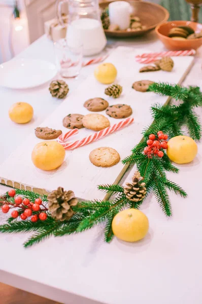 Zimmer Und Tisch Weihnachtlich Dekoriert Weihnachtstisch Lebkuchen Milch Mandarinen Und — Stockfoto