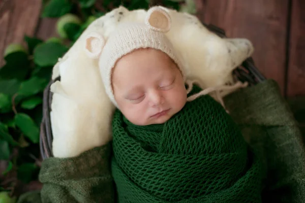 Cute Little Baby Czapce Czapka Leży Wiklinowym Koszu Zielonym Kocu — Zdjęcie stockowe