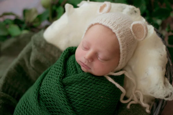 Χαριτωμένο Μωράκι Καπέλο Από Σκούφο Ξαπλωμένο Ένα Ψάθινο Καλάθι Πράσινη — Φωτογραφία Αρχείου