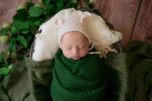Cute Little Baby Beanie Hat Lies Wicker Basket Green Blanket — Stock Photo, Image