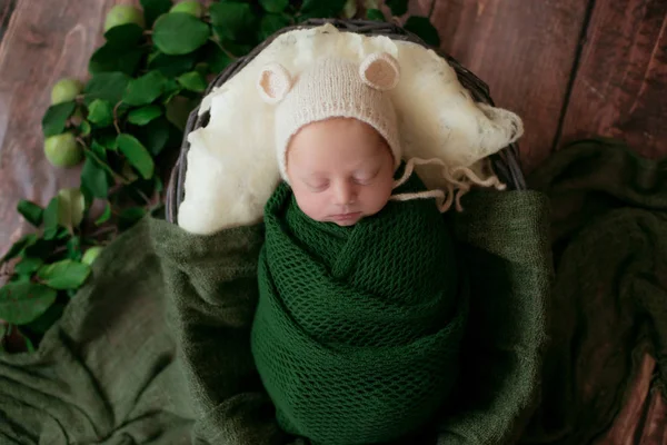 Cute Little Baby Beanie Hat Lies Wicker Basket Green Blanket — Stock Photo, Image