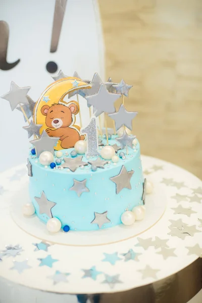 파란색으로 장식된 생일을 축하하는 케이크와 인형이 그려져 어린이를 — 스톡 사진