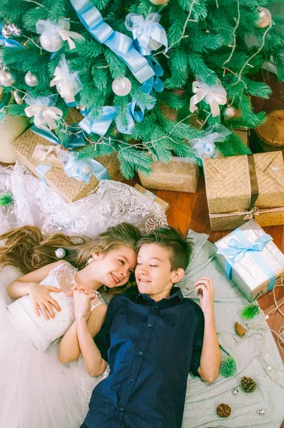 Děti Bratr Sestra Leží Pod Vánočním Stromečkem Prázdninových Šatech Dárky — Stock fotografie