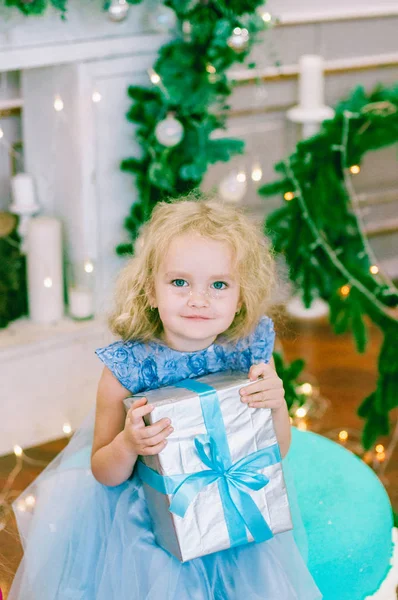 Schattig Meisje Met Blond Haar Een Witte Baljurk Bij Kerstboom — Stockfoto