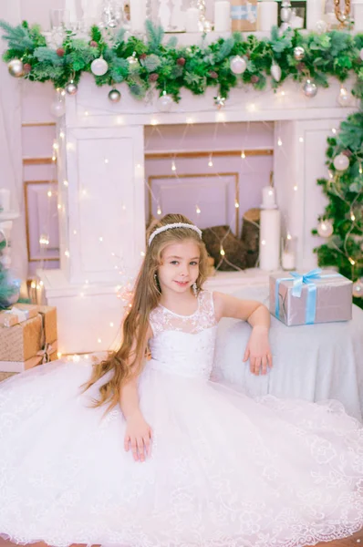 Menina Bonito Com Cabelos Longos Vestido Baile Branco Pela Árvore — Fotografia de Stock