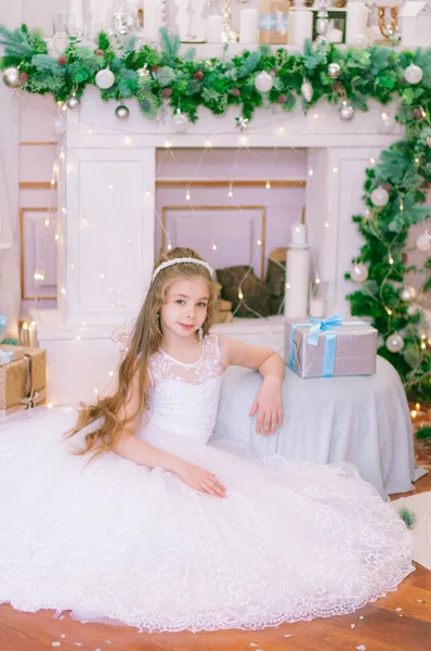 Menina Bonito Com Cabelos Longos Vestido Baile Branco Pela Árvore — Fotografia de Stock