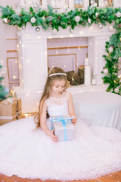 Menina Bonito Com Cabelos Longos Vestido Baile Branco Pela Árvore — Fotografia de Stock