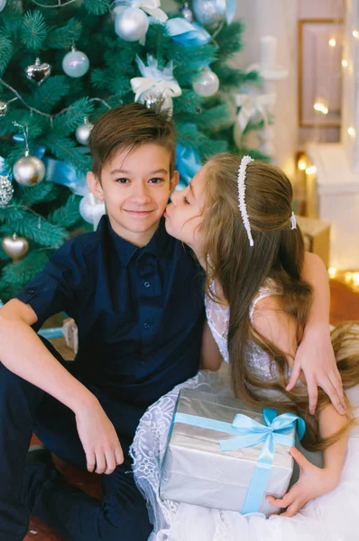 Děti Chlapec Dívka Bílých Plesových Šatech Vánočního Stromku Svátečních Šatech — Stock fotografie