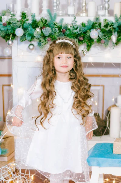 Menina Bonito Com Cabelos Longos Vestido Baile Branco Pela Árvore — Fotografia de Stock