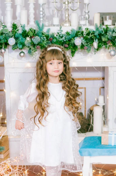 Menina Bonito Com Cabelos Longos Vestido Baile Branco Pela Árvore — Fotografia de Stock