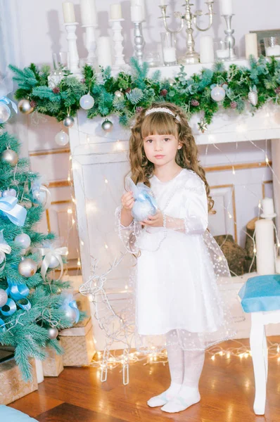 Menina Bonito Com Cabelos Longos Vestido Baile Branco Pela Árvore — Fotografia de Stock