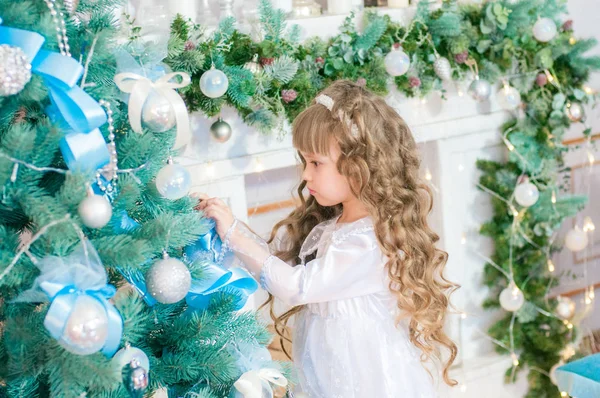 Linda Chica Con Pelo Largo Vestido Bola Blanca Por Árbol — Foto de Stock