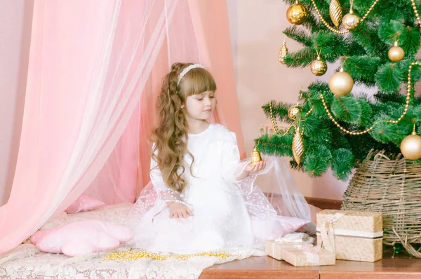 Menina Bonito Com Cabelos Longos Vestido Baile Branco Pela Árvore — Fotografia de Stock