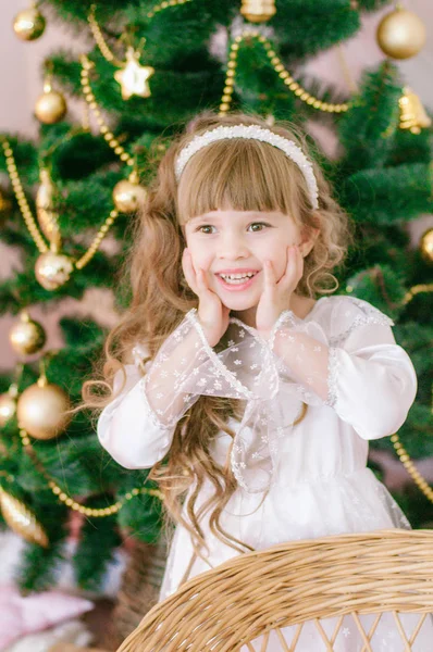 Menina Bonito Com Cabelos Longos Vestido Baile Branco Pela Árvore — Fotografia de Stock