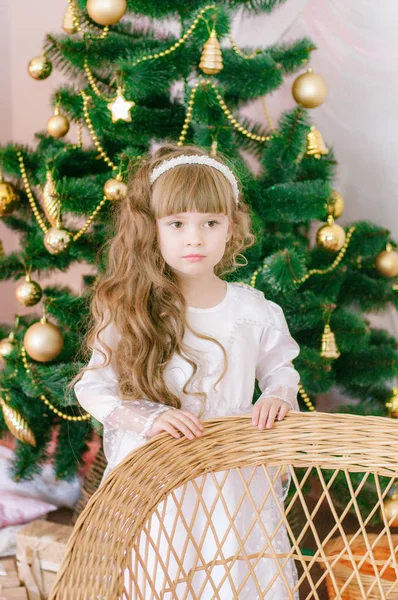 Menina Bonito Com Cabelos Longos Vestido Baile Branco Pela Árvore — Fotografia de Stock