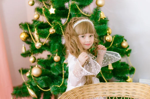 Roztomilá Dívka Dlouhými Vlasy Bílých Plesových Šatech Vánočního Stromečku Svátečních — Stock fotografie