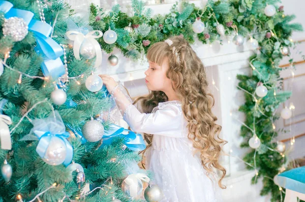 Χαριτωμένο Κορίτσι Μακριά Μαλλιά Ένα Λευκό Φόρεμα Μπάλα Από Χριστουγεννιάτικο — Φωτογραφία Αρχείου
