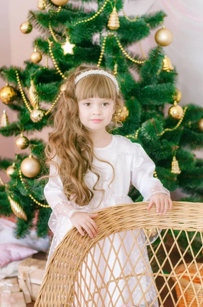 Aranyos Lány Hosszú Hajjal Fehér Báli Ruhában Karácsonyfa Mellett Ünnepi — Stock Fotó