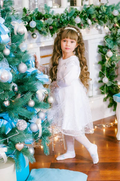 Noel Ağacının Yanındaki Beyaz Balo Elbisesi Içinde Hediyeli Gümüş Konfetiyle — Stok fotoğraf