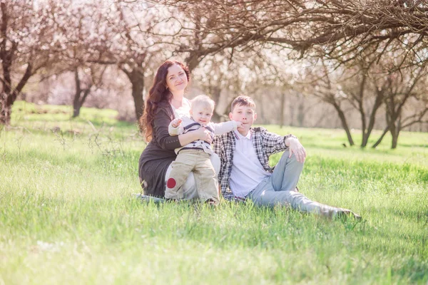 Familia Parque Primavera Con Flores Primavera Una Joven Madre Pelo — Foto de Stock