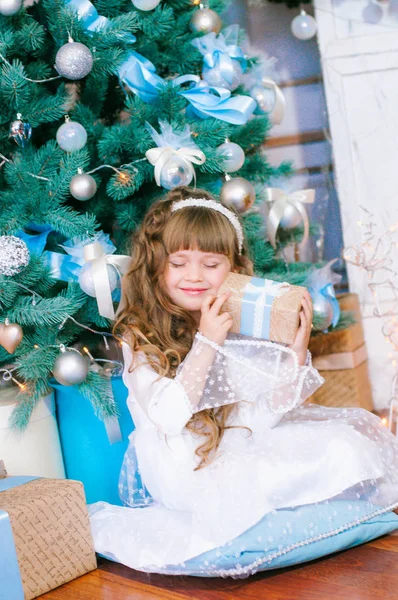 Menina Bonito Com Cabelos Longos Vestido Baile Branco Pela Árvore — Fotografia de Stock