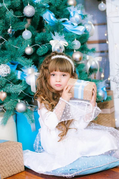 Menina Bonito Com Cabelos Longos Vestido Baile Branco Pela Árvore — Fotografia de Stock