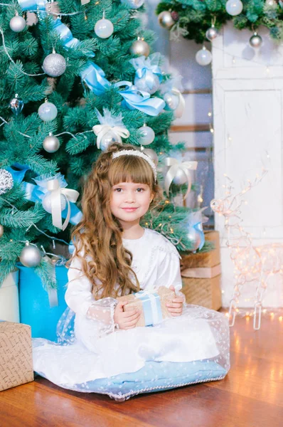 Menina Bonito Com Cabelos Longos Vestido Baile Branco Pela Árvore — Fotografia de Stock