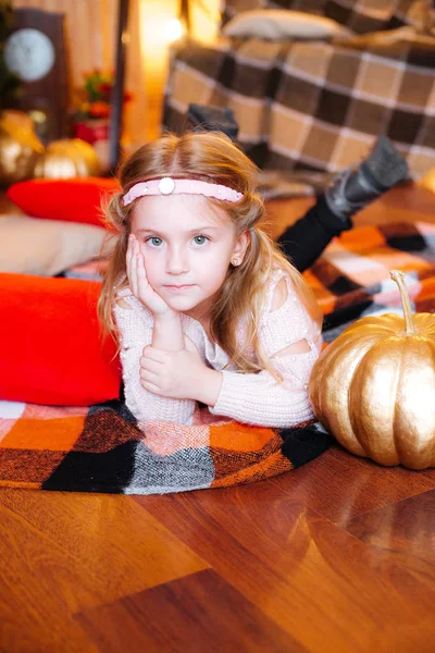 Menina Bonito Idade Escolar Com Cabelo Loiro Estúdio Outono Com — Fotografia de Stock