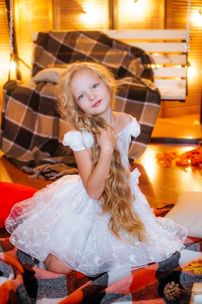 Χαριτωμένο Κορίτσι Σχολικής Ηλικίας Ξανθά Μακριά Μαλλιά Λευκό Φόρεμα Ένα — Φωτογραφία Αρχείου