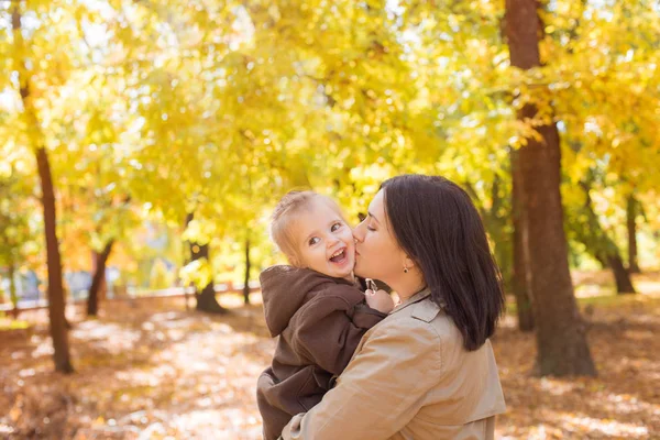 Семья Осеннем Парке Среди Желтых Листьев Молодая Мама Дочкой Играют — стоковое фото