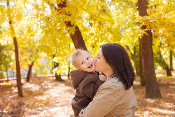 Семья Осеннем Парке Среди Желтых Листьев Молодая Мама Дочкой Играют — стоковое фото