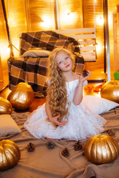 Menina Bonito Idade Escolar Com Cabelo Longo Loiro Vestido Estúdio — Fotografia de Stock