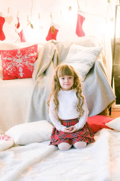 Odada Uzun Saçlı Noel Süslemeleri Hediyeleri Olan Tatlı Bir Kız — Stok fotoğraf