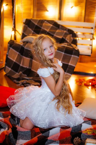 Jolie Fille Âge Scolaire Aux Cheveux Longs Blonds Robe Studio — Photo
