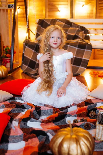 Menina Bonito Idade Escolar Com Cabelo Longo Loiro Vestido Estúdio — Fotografia de Stock