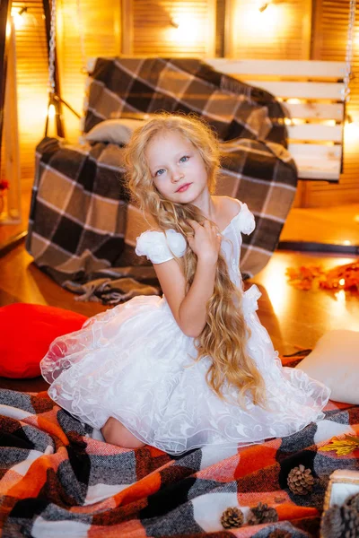 Menina Bonito Idade Escolar Com Cabelo Longo Loiro Vestido Estúdio — Fotografia de Stock