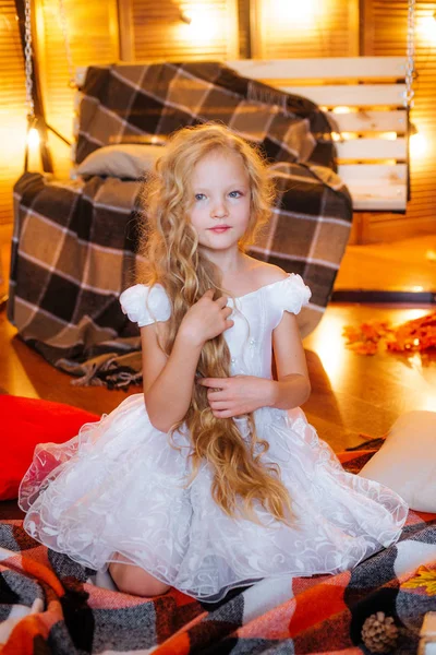 Menina Bonito Idade Escolar Com Cabelo Longo Loiro Vestido Estúdio — Fotografia de Stock