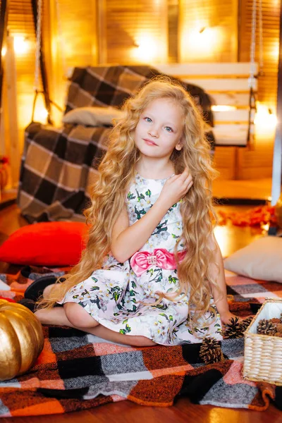 Jolie Fille Âge Scolaire Aux Cheveux Longs Blonds Robe Studio — Photo