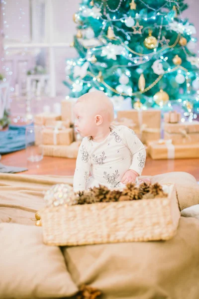 Malý Batole Chlapec Doma Vánočním Stromečku Dárky Hračkami Vánoční Nálada — Stock fotografie