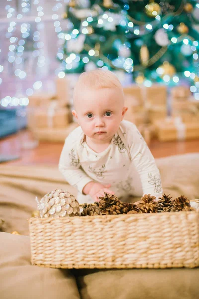 Petit Garçon Tout Petit Maison Sapin Noël Avec Des Cadeaux — Photo